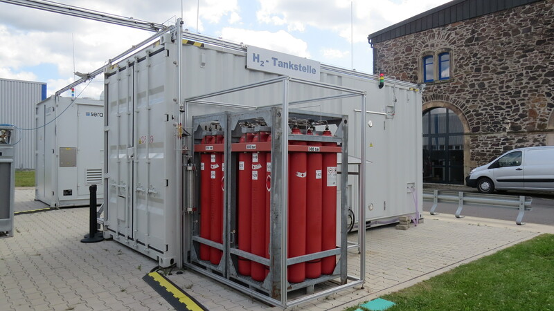 Mehrere Container wie dieser werden am Rottenbacher Bahnhof aufgestellt, um die Betankung des ersten Thüringer Wasserstoffzuges sicher zu stellen. Foto: Ines Kinsky