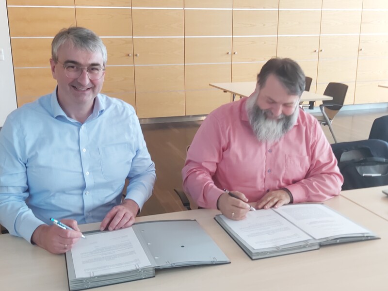 Marko Wolfram und Mike George bei der Unterzeichnung der Kooperationsvereinbarung - Panoramaweg 2022 / Foto: M. Gropp