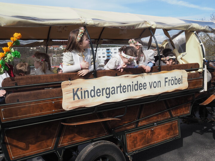 Fröbels Kindergarten als Bild beim Sommergewinn-Umzug in Eisenach 
